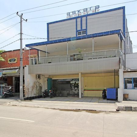 ホテル Reddoorz Near Uns Solo エクステリア 写真